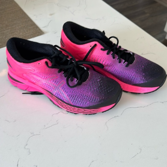 ASICS, Never worn outside. A bit too large for me.
Beautiful sneaker. - Picture 1 of 4